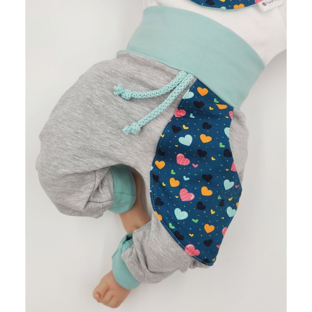 Baby Pumphose mit Tasche bunte Herzchen hellgrau mint